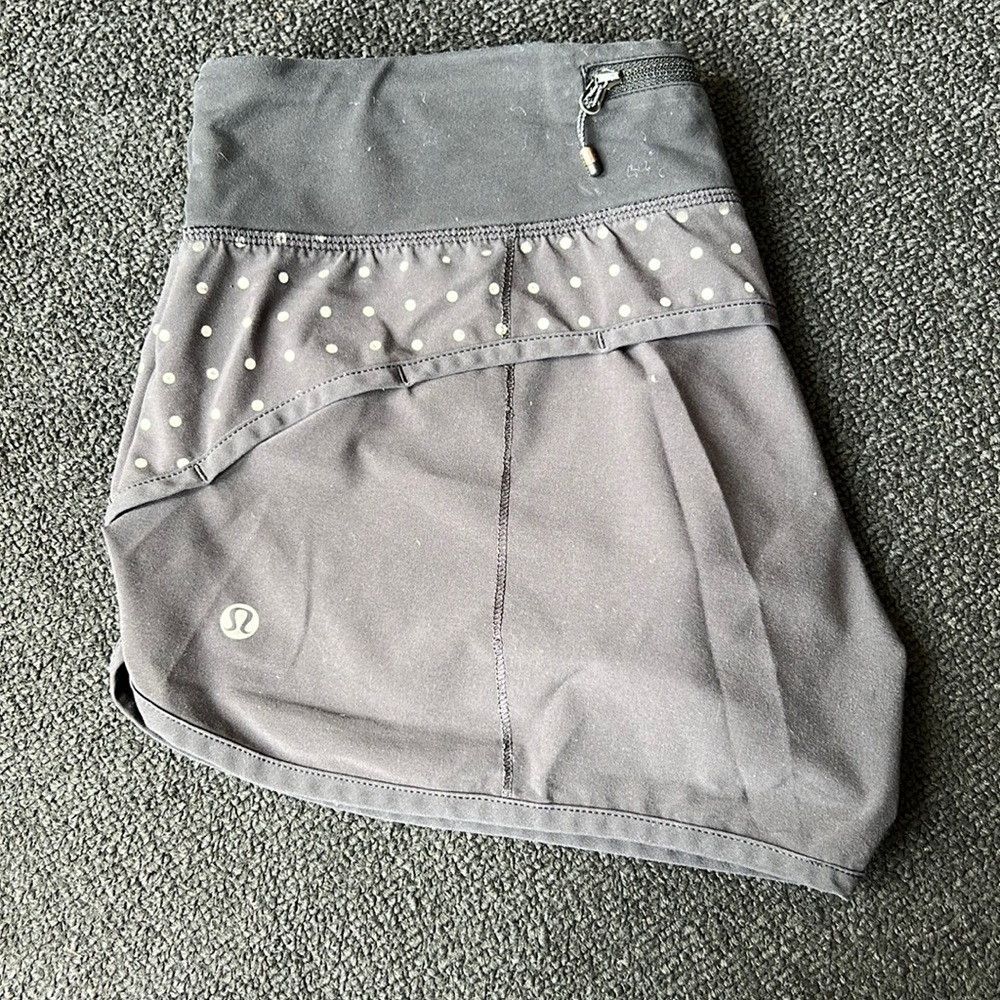 Lululemon 2.5” shorts size 6